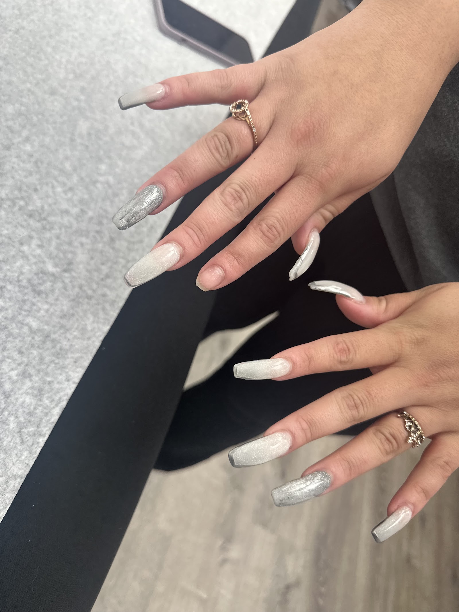Blonde Nails logo